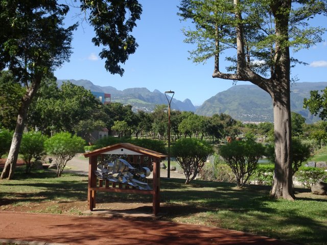 Le caméléon, une des sculptures égayant le parc