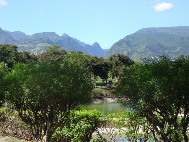 La deuxième partie de la boucle offre constamment des panoramas sur Mafate
