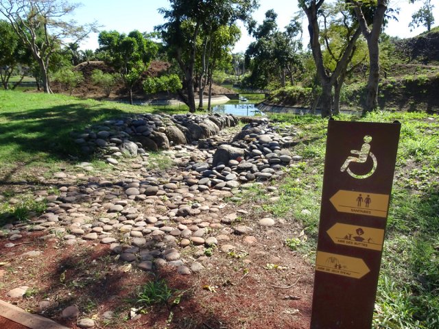 On s'approche de l'étang et de la colline avant de s'en éloigner