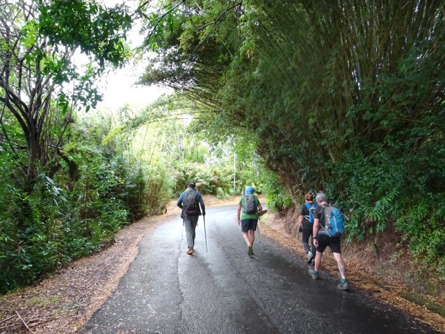 Il faut ensuite longuement remonter le Chemin Macassis et ses multiples lacets