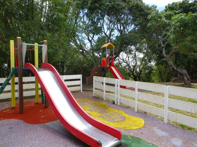 Arrivée à l'aire de jeux en très bon état