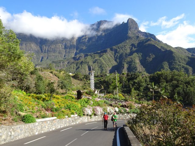 Quitter la superbe petite école de l'Îlet à Cordes entourée de fleurs