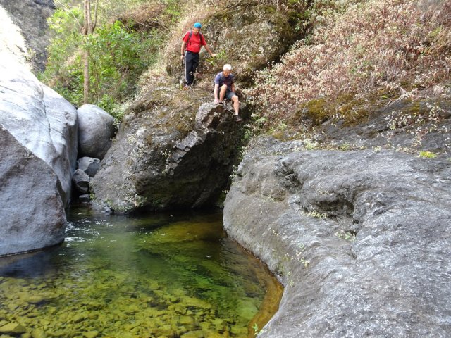 Entreprendre la descente comportant parfois quelques passages délicats