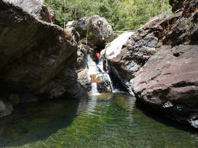 Joli bassin alimenté par un toboggan