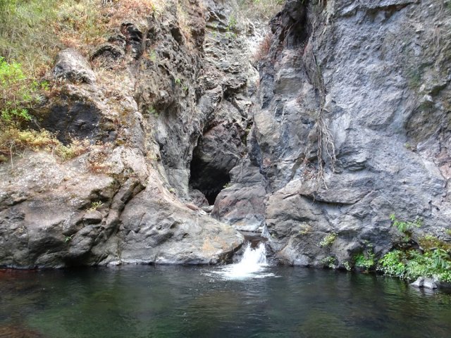 L'été, quand l'eau est moins froide, nager et remonter le superbe canyon