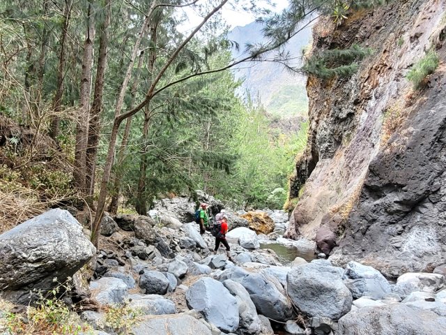 La descente se poursuit ente filaos et rochers