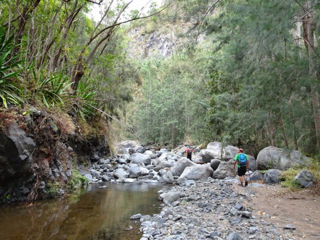 Reprendre le cheminement le long de la rivière pour rejoindre l’îlet à Cordes