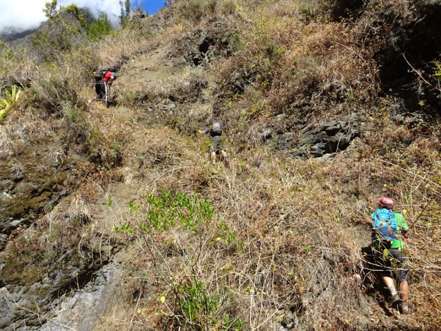 Descente acrobatique aidée par les cordes vers le Bras Crochet