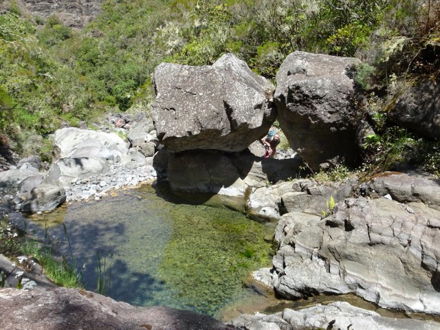 Le bassin de la seule difficulté de la descente avec ses deux rochers accolés