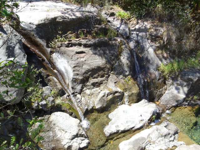 Contourner ces deux petites chutes par la rive droite