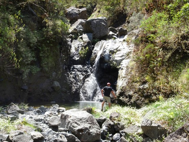 On peut remonter un peu pour s'approcher de la cascade que l'on a contournée
