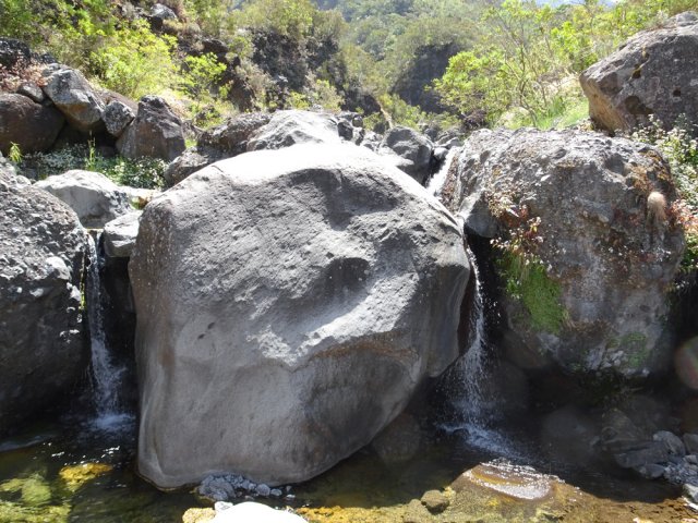 Une autre idée des roches et petites chutes