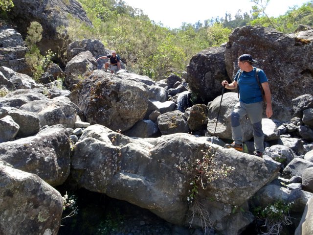 Plus on descend, plus le fond de la ravine est chaotique