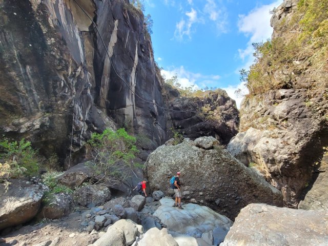 La canalisation en plastique longe la falaise du canyon