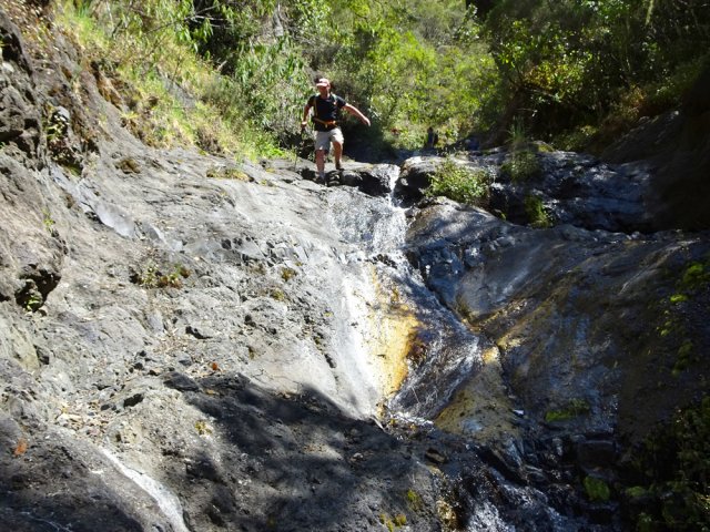 Le retour peut être glissant sur les rives basaltiques