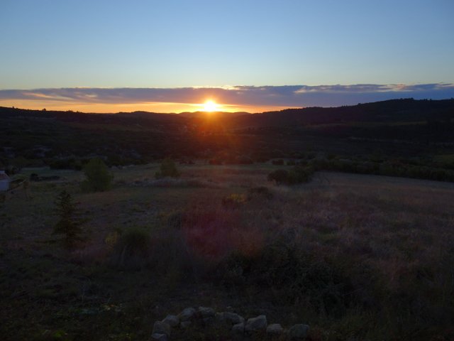 Lever de soleil au-dessus des garrigues et des vignes
