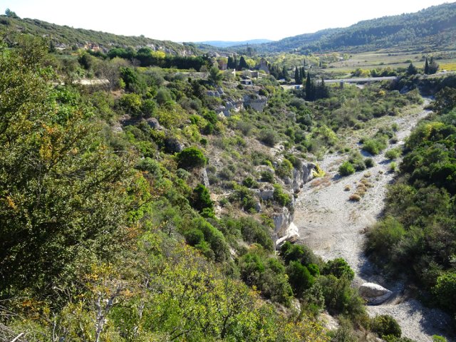 On devine La Caunette dominant la vallée de La Cesse