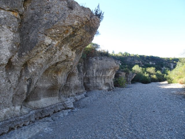 Succession de falaises le long du lit caillouteux