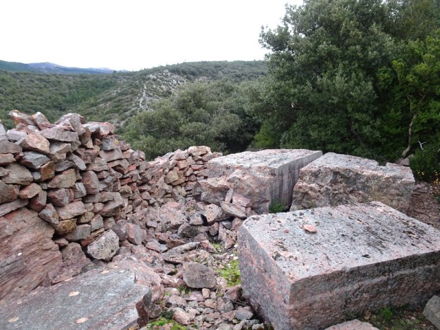 L'ancienne mine de la Planette domine la vallée du Ruisseau de Cros