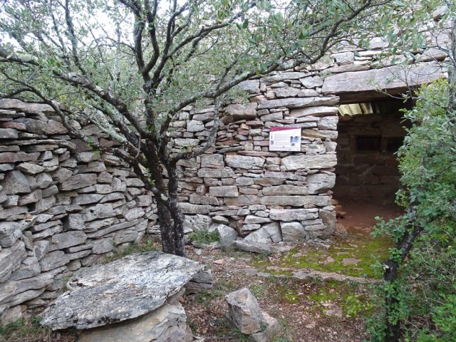 Nouvelle curiosité avec ces ruchers installés dans une capitelle destinée à la récolte du miel