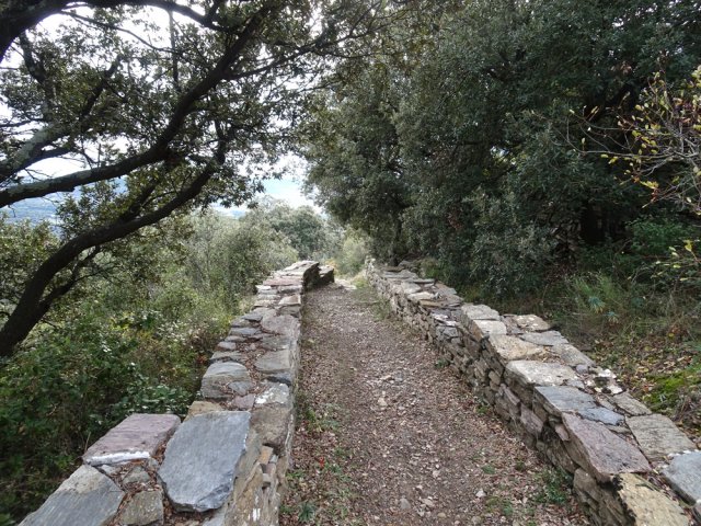 Agréable sentier à l'approche du Ventajou