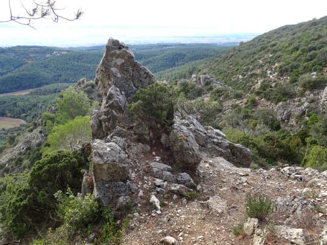 Le sentier rocheux longe en corniche les flancs de la Lauzerda