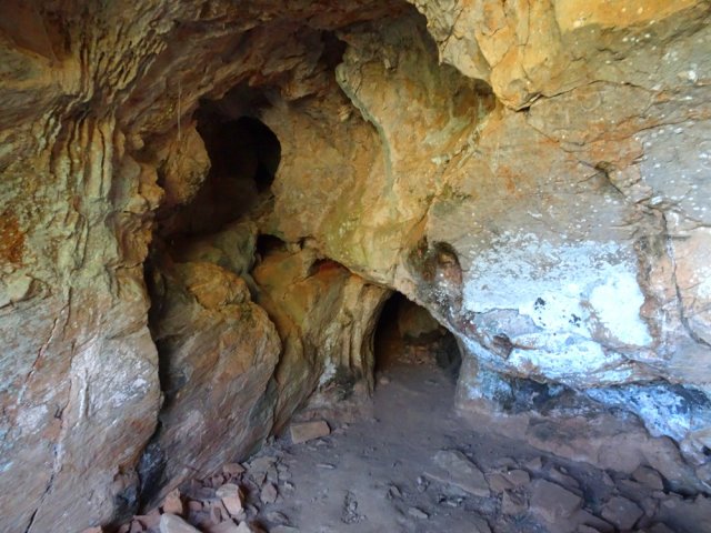 L'entrée de la grotte du Cubitus après une montée technique sur sentier étroit