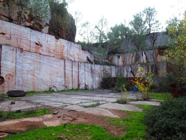 Cette carrière, facilement accessible, est très pédagogique pour l'étude de l'extraction du marbre