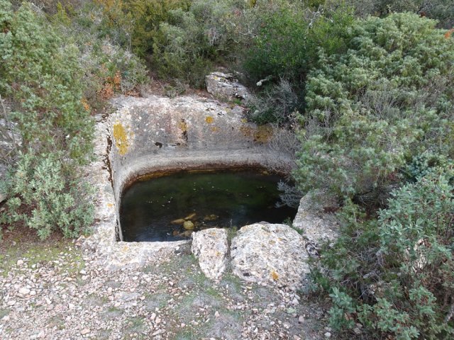 La réserve d'eau du Castillou. L'eau était un élément important de découpe avec le câble et le sable