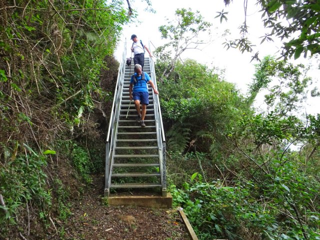 L'échelle en bois est désormais remplacée par ce grand escalier métallique