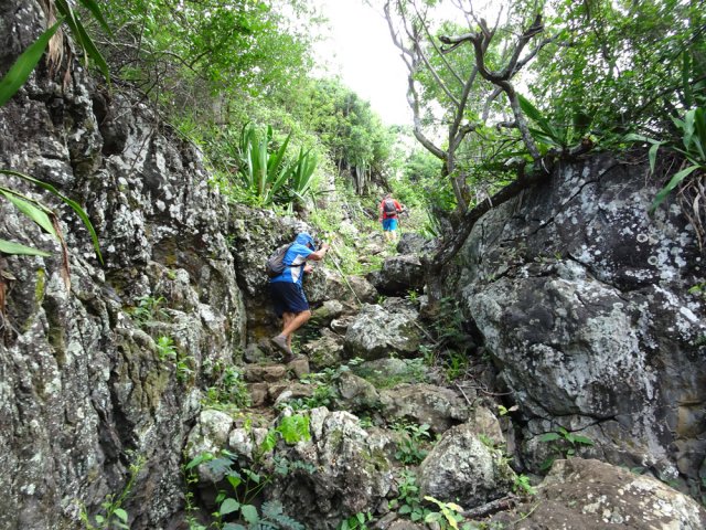 Nouvelles fortes pentes rocheuses pour gagner le Hangar