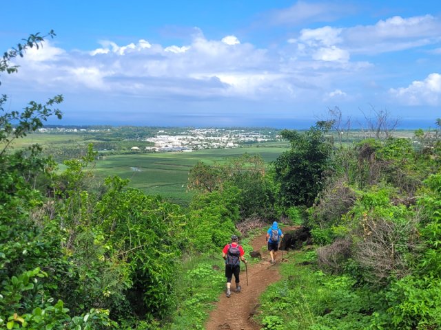 Sentier très fréquenté vers le Déboulé avec vues sur l'océan