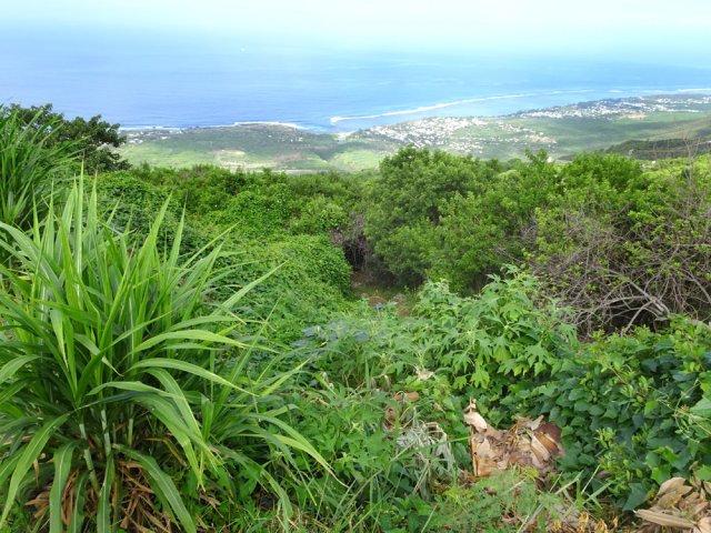 On devine le dernier sentier en profitant du paysage vers La Saline