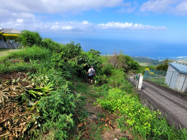Le sentier débute entre deux impasses habitées