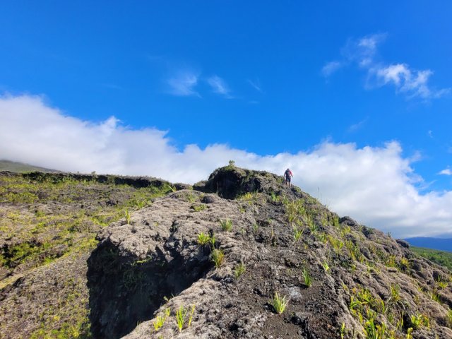 Entamer le tour complet du bord du cratère