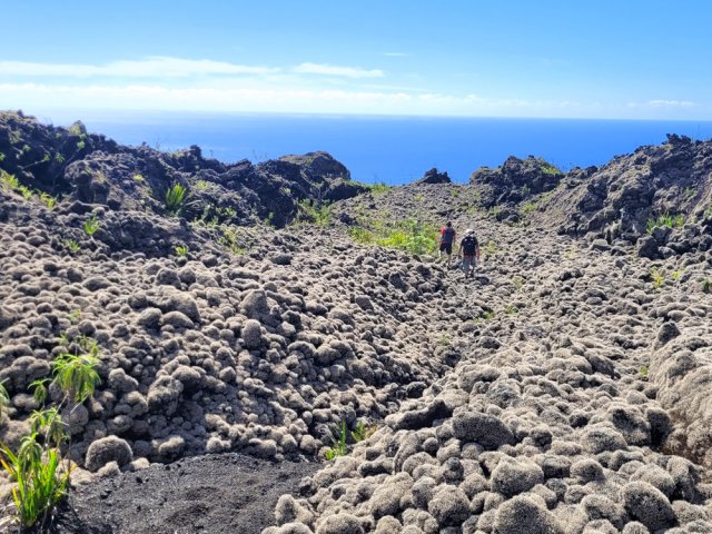 Le sentier traverse une coulée de gratons recouverte de lichens