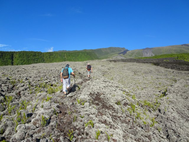 Le sentier longe une petite arête facile à suivre