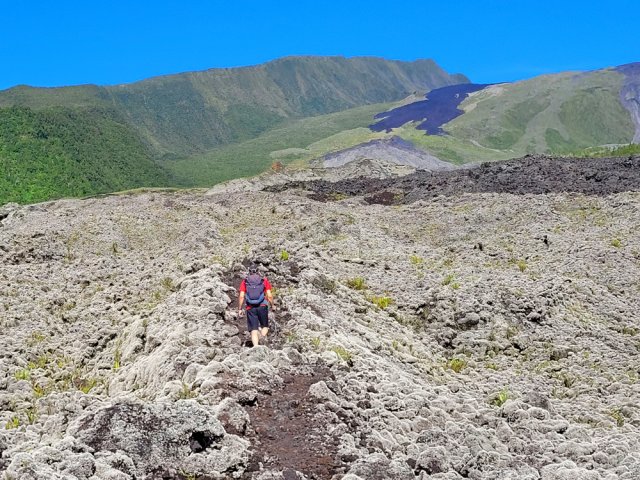 Une coulée, plus haut, a failli recouvrir le Piton du Tremblet