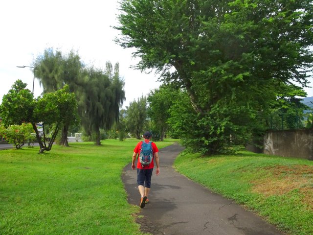Rester dans le parc pour longer l'Avenue du Chaudron