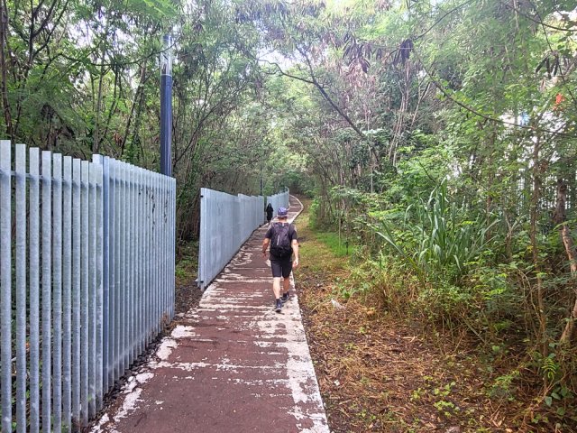 Rejoindre la mosquée du Moufia et le Conseil régional par la rampe bétonnée