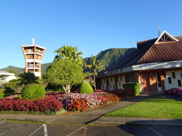 Départ dans les jardins fleuris de l'église et de la mairie