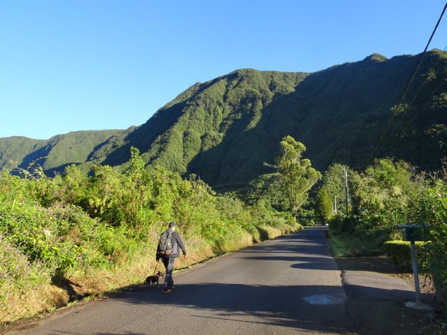 La Rue du Bras Canot, très calme et plate en direction du rempart