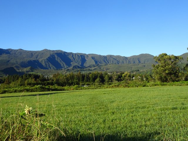 Prairies et vues sur les remparts de la Grande Montée