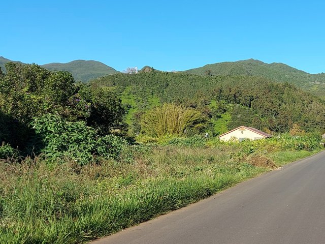 On devine la croix du Piton des Songes qu'on contournera bientôt