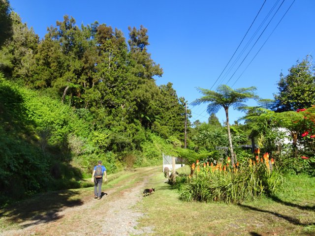 Quelques habitations bordent la piste de contournement
