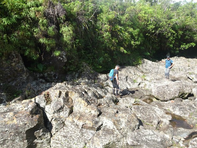 Début de la remontée du Grand Bras Piton sur les plaques basaltiques