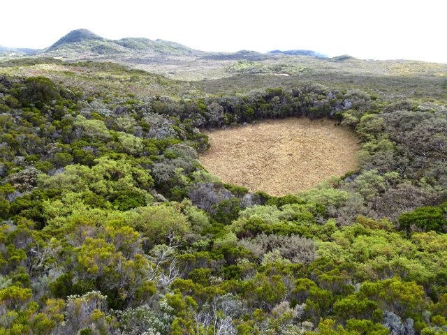 Entamer la montée du Piton Sauvetage par le Sud. Vue du cratère depuis le point haut