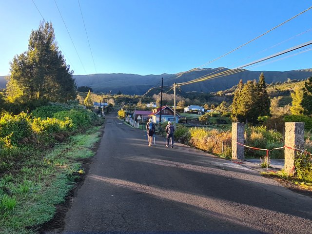 Lever de soleil sur le Piton Textor vu depuis la Rue Evan