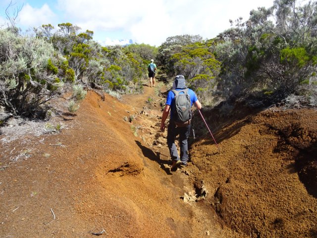 Les terres rouges sableuses et glissantes des environs du Textor