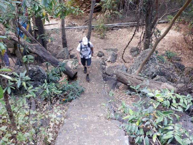 On quitte le bassin par un long escalier assez raide